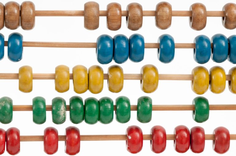 Abakus mit bunten Holzperlen