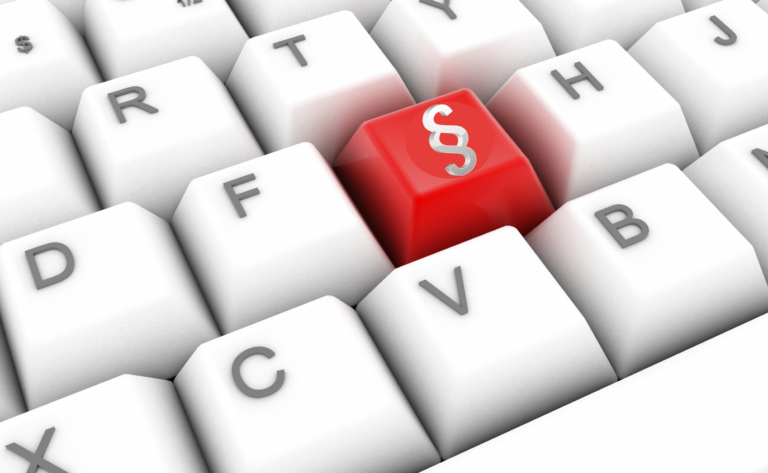 Weiße Tastatur mit einer roten Taste mit einem Paragraf darauf